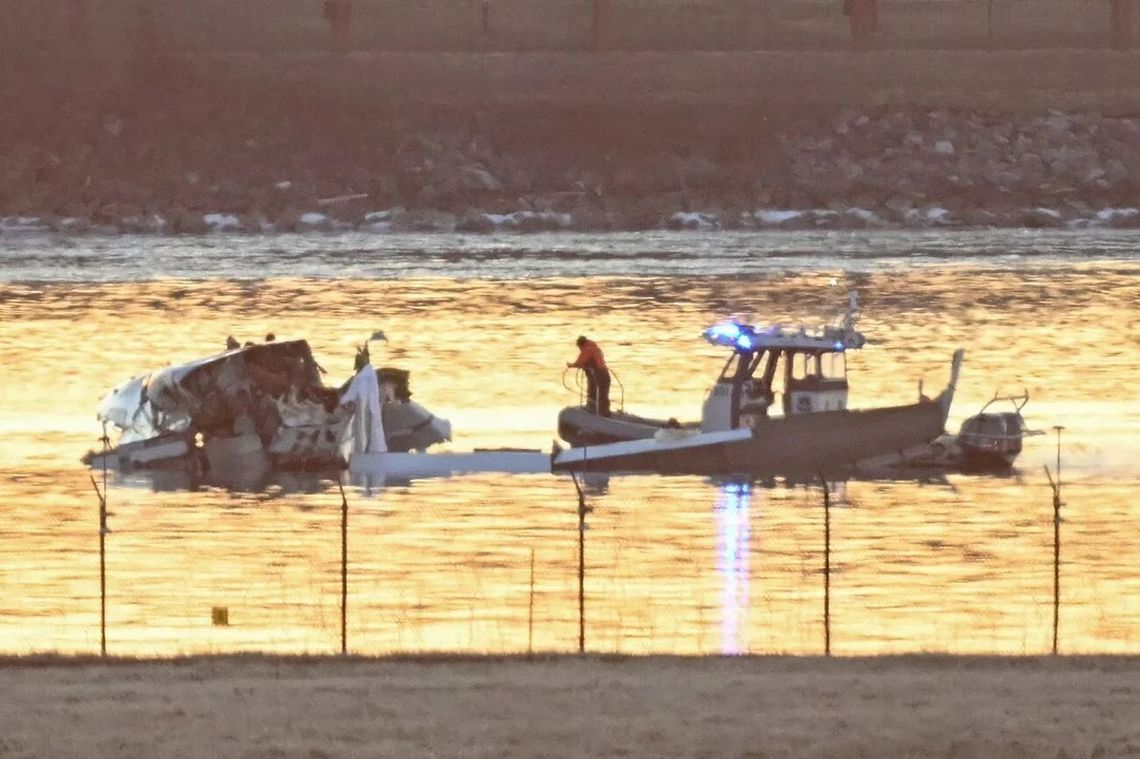 Continúan las tareas de rescate en la gélidas aguas del río Potomac.