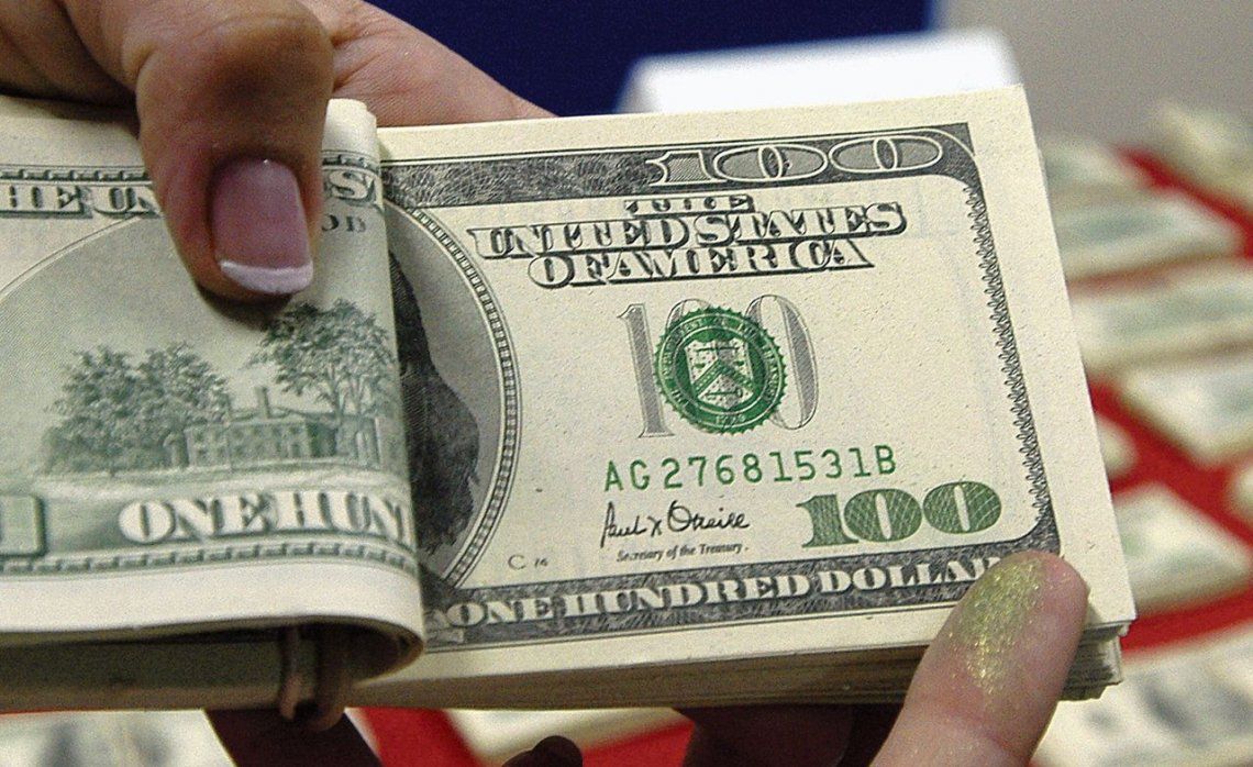 El dólar inició la semana con una baja de 58 centavos
