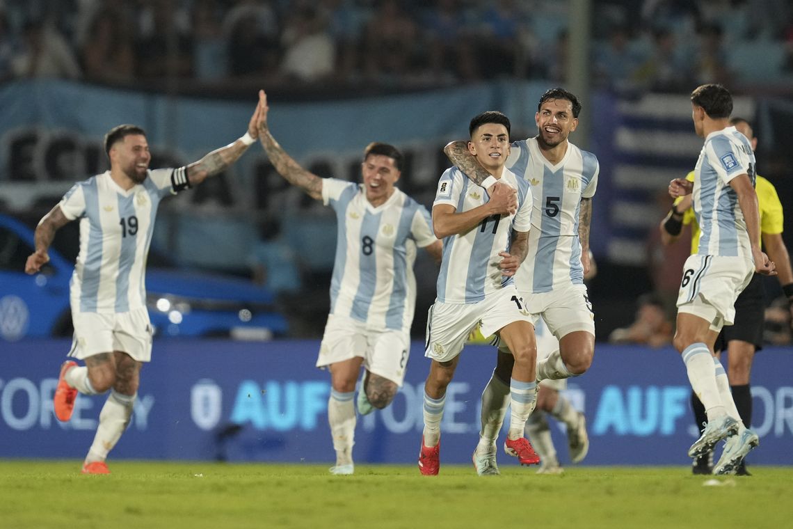 Thiago Almada marcó un golazo de afuera del área y abrió el marcador en el Estadio Centenario.