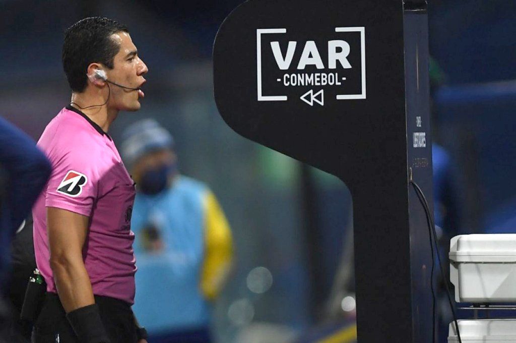 El VAR le anuló mal un gol a Boca en el partido de ida ante Atlético Mineiro. Conmebol decidió parar a los árbitros que actuaron esa noche. Una semana después, se repitió la situación.