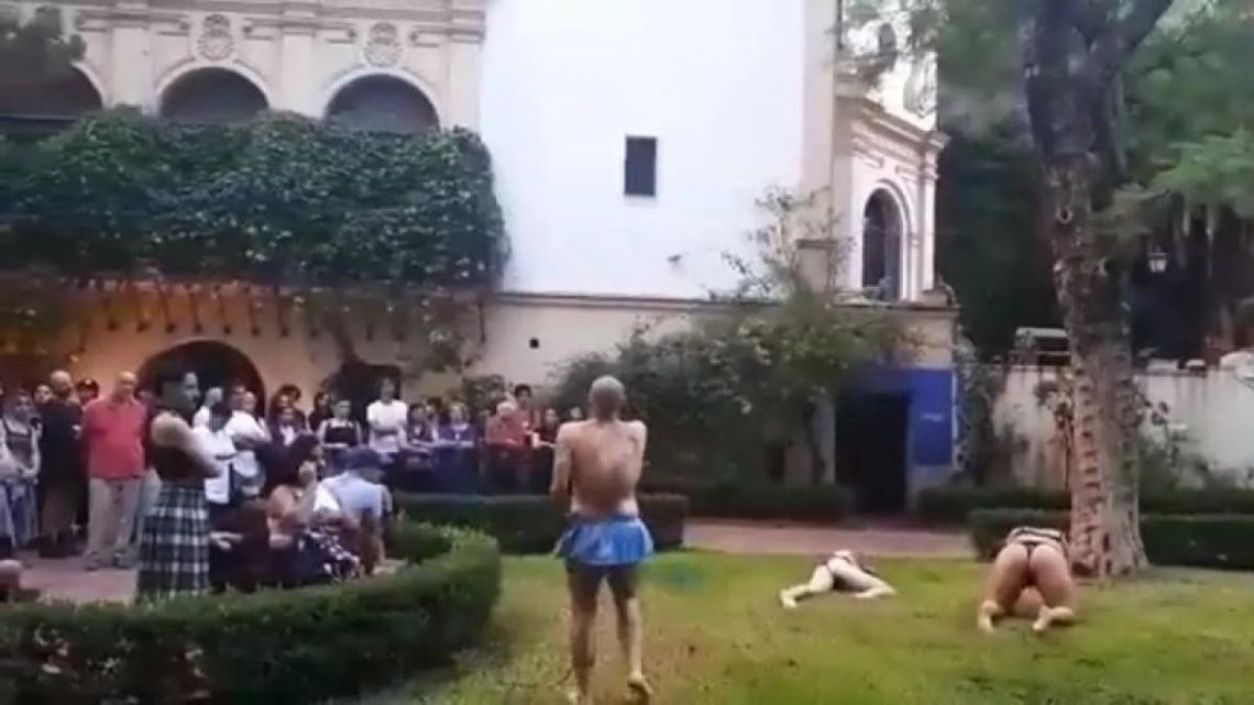 La polémica se desató luego de que en las redes sociales se divulgara un video de la ópera barroca llamada Sirenas en jardines electrónicos en el Museo Fernández Blanco.