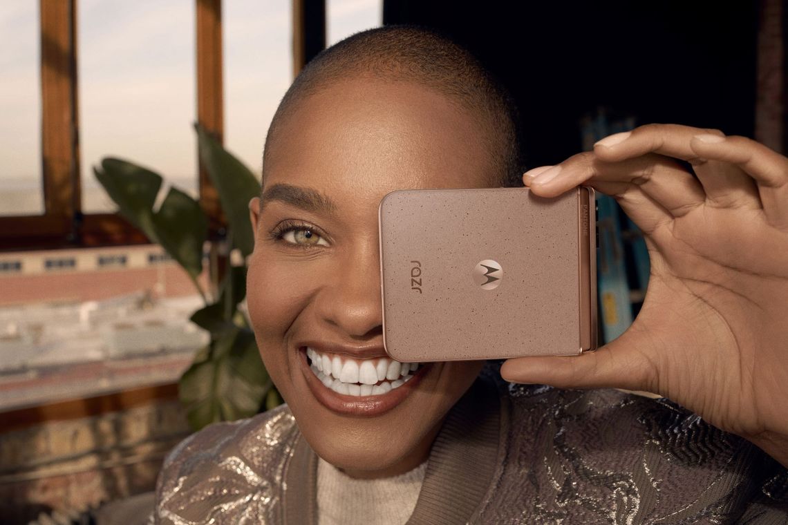 Motorola crea smartphones con el Color del Año 2025