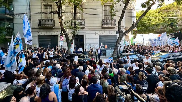 Militantes de La Cámpora y otras agrupaciones políticas en las inmediaciones del departamento de Cristina Kirchner antes de que salga a declarar por la Causa Cuadernos.