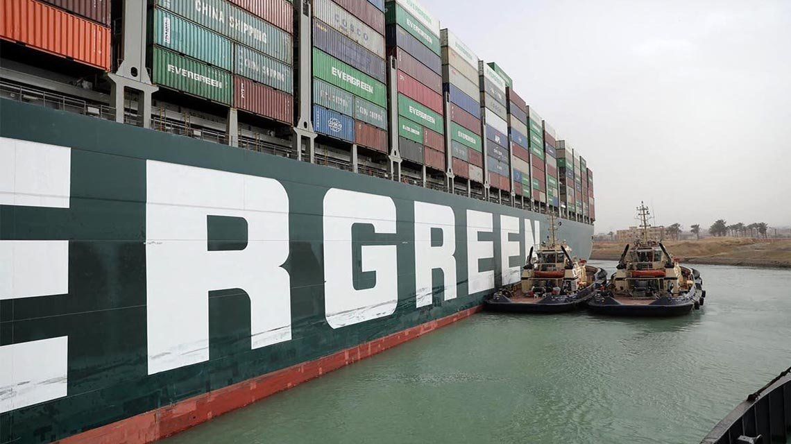 Canal de Suez: Crecen las pérdidas por el buque atascado.