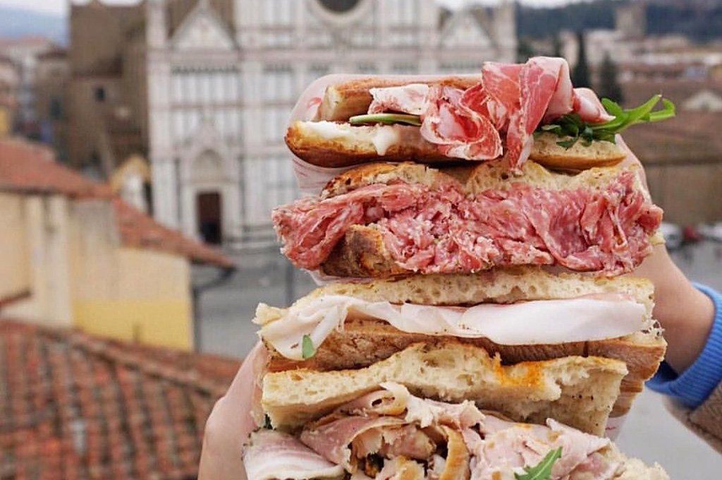 El panino es el sandwich más tradicional de Italia y el preferido de quienes almuerzan mientras recorren las ciudades.