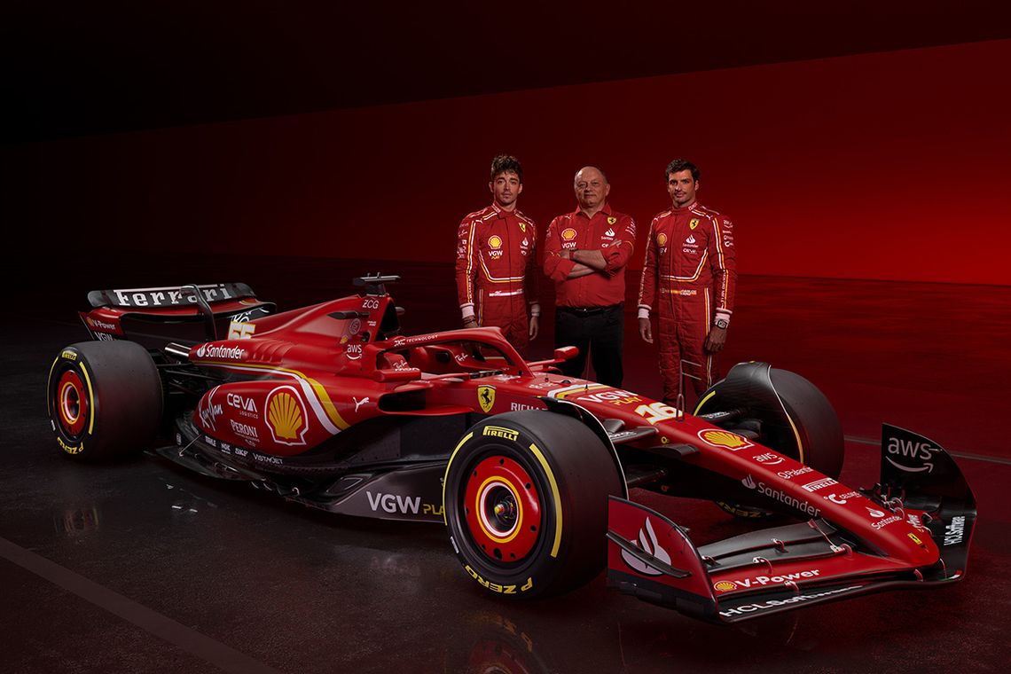 Enrico Cardile y los pilotos Charles Leclerc y Carlos Sainz junto a la flamante Ferrari SF-24. Enrico Cardile y los pilotos Charles Leclerc y Carlos Sainz junto a la flamante Ferrari SF-24.