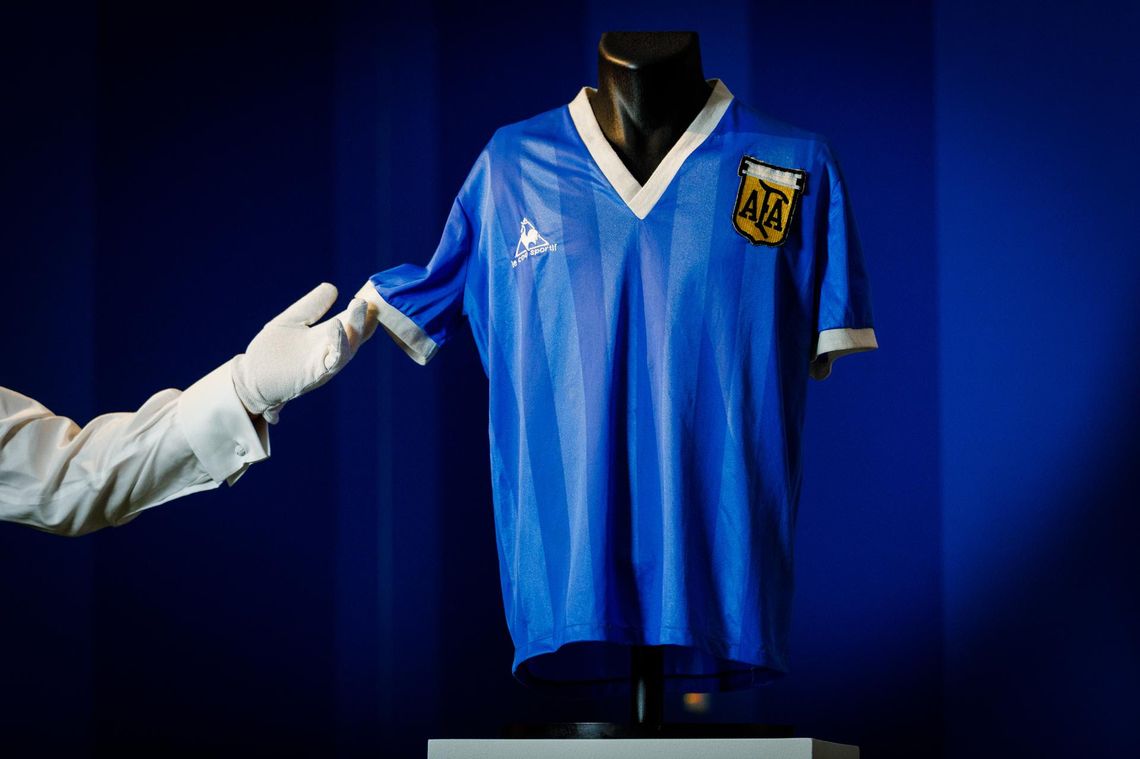 Se subastó en casi u$s 9 millones la camiseta de Maradona