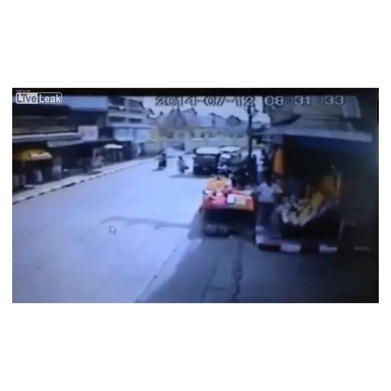 Video | Motociclista se salva milagrosamente de una explosión