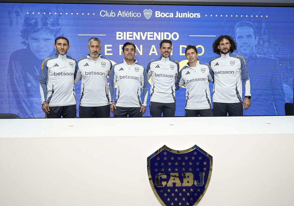 Fernando Gago, junto a los integrantes de su cuerpo técnico.