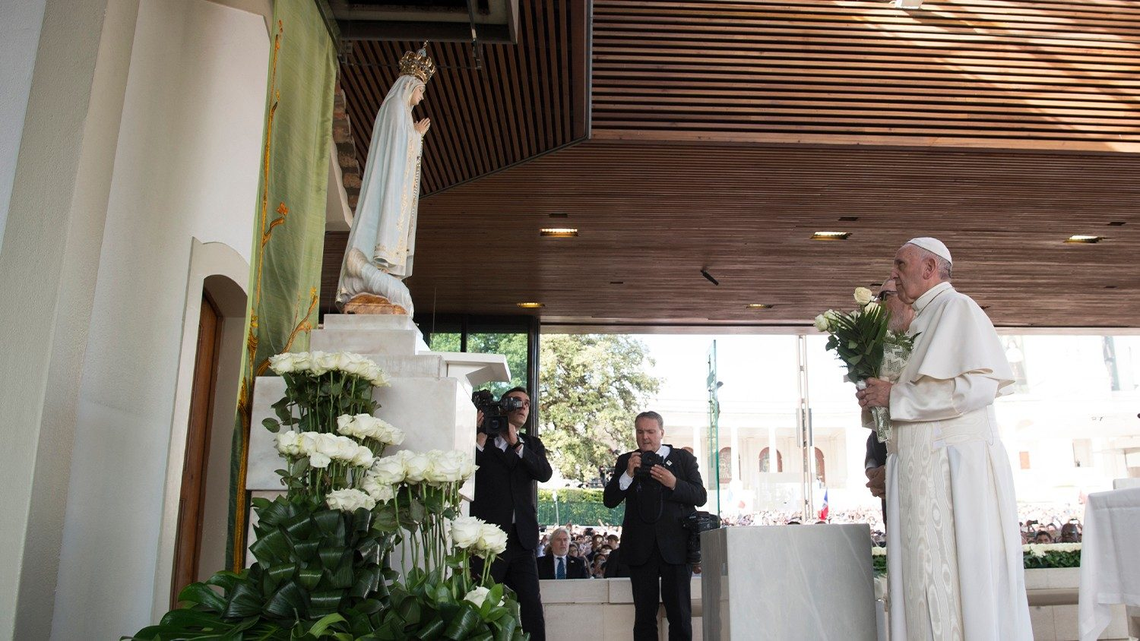 Papa francisco con la Virgen de Fatima