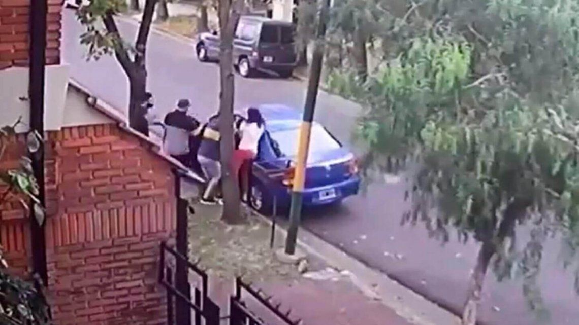En el video se ve a la mujer y a su pequeño hijo subiendo al auto cuando son abordados por tres delincuentes armados.
