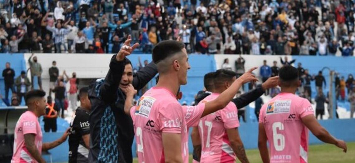 Racing de Córdoba y Deportivo Madryn buscan el salto a la segunda categoría.