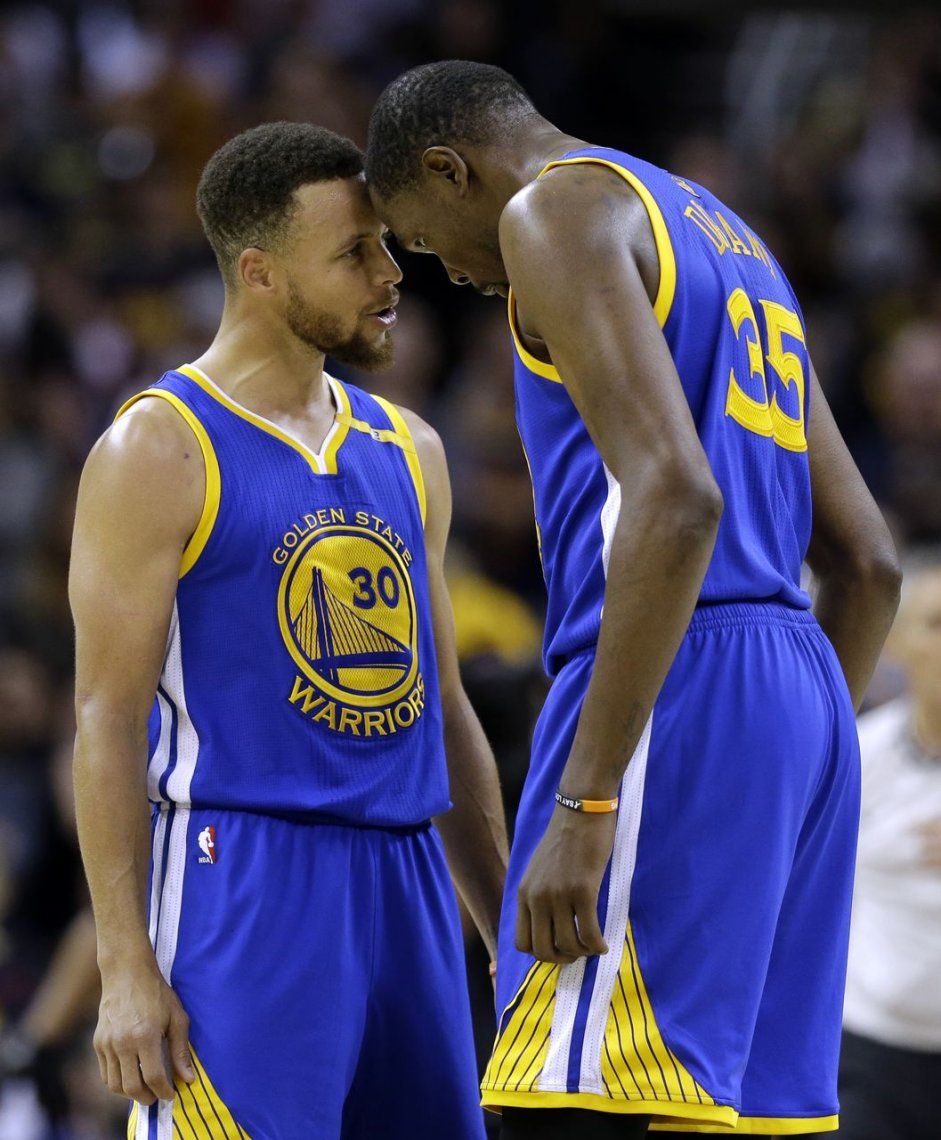 Golden State aplastó a Cleveland y está a uno del anillo perfecto