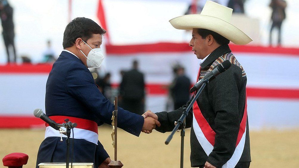 Perú: Pedro Castillo le toma juramento a un ministro.