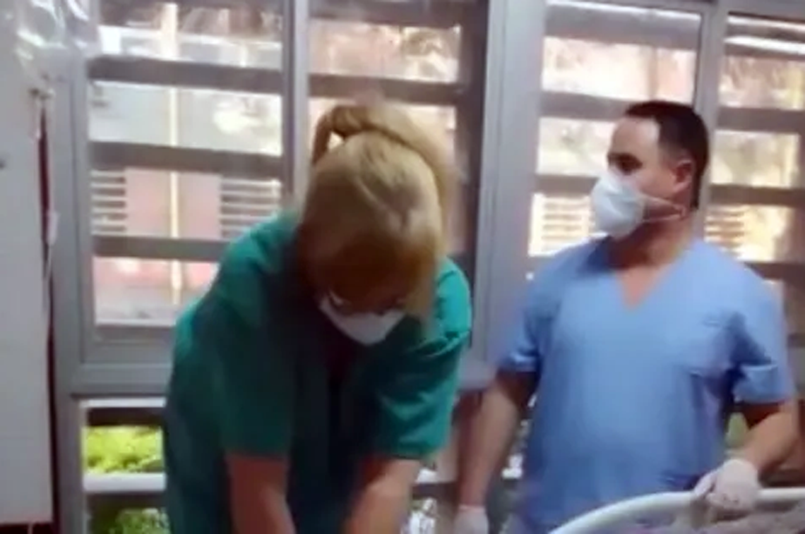 Todos suspendidos: el video de médicos riéndose mientras reaniman a un paciente en Chaco