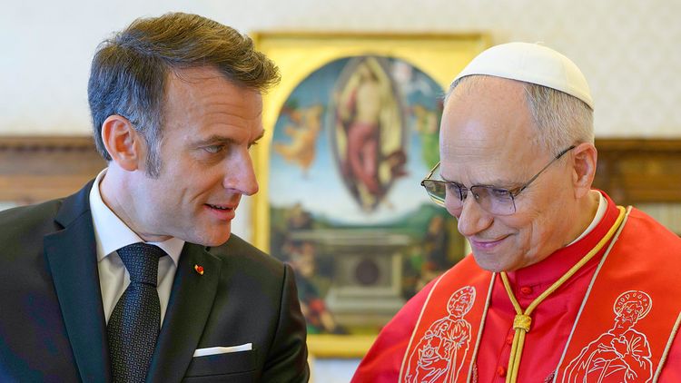 El papa León XIV recibe a Emmanuel Macron en una audiencia privada.