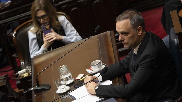 El jefe de Gabinete, Manuel Adorni, es investigado por presunto enriquecimiento ilícito.