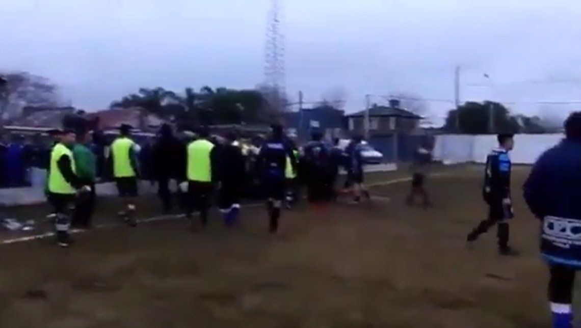 Dantesco: Futbolistas se pelearon mientras un hincha tocaba el tema de Rocky