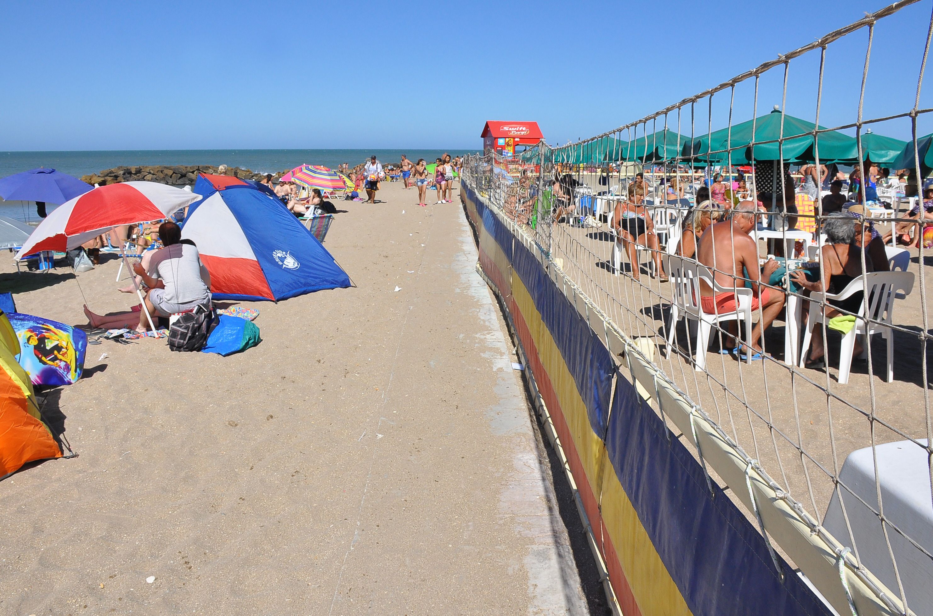 Sombrillada en defensa de las playas públicas de Mardel
