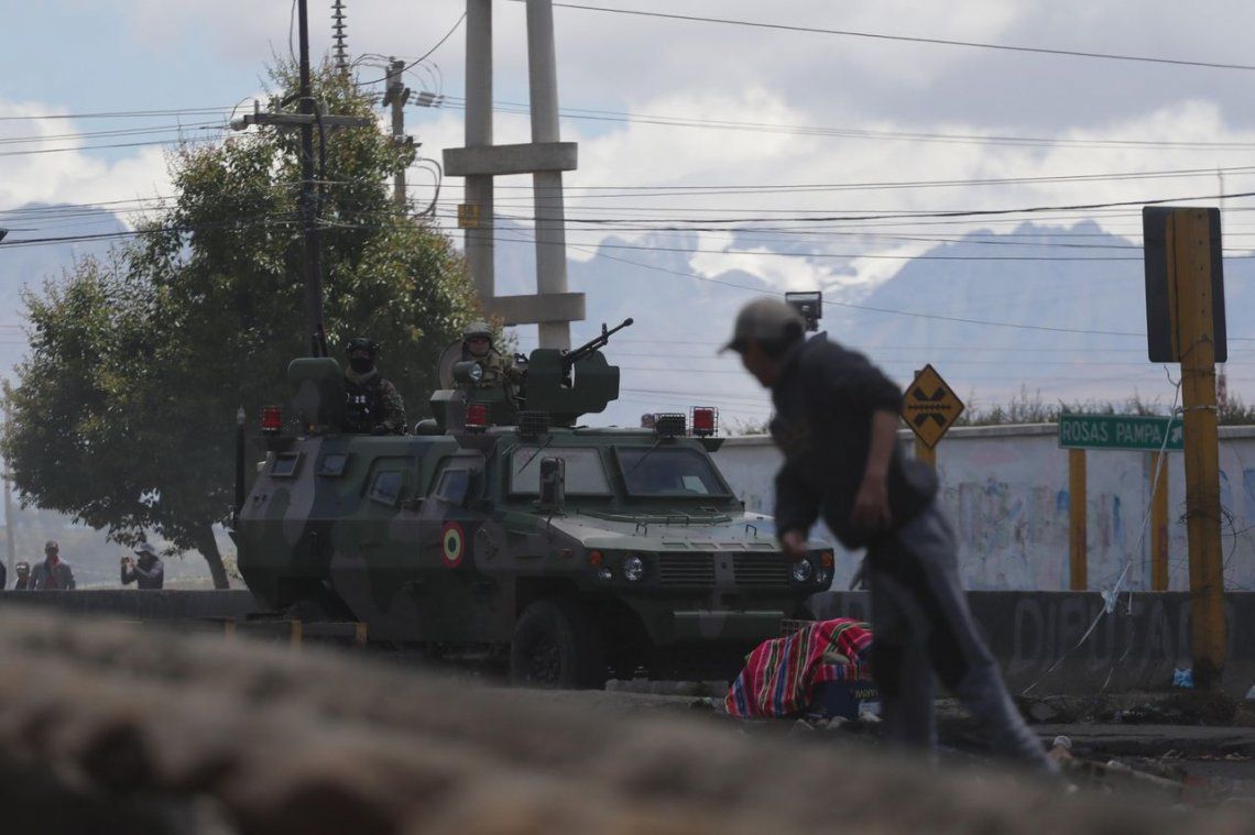 Golpe en Bolivia: Policías y militares reprimieron la toma de una planta de gas y matan a un manifestante