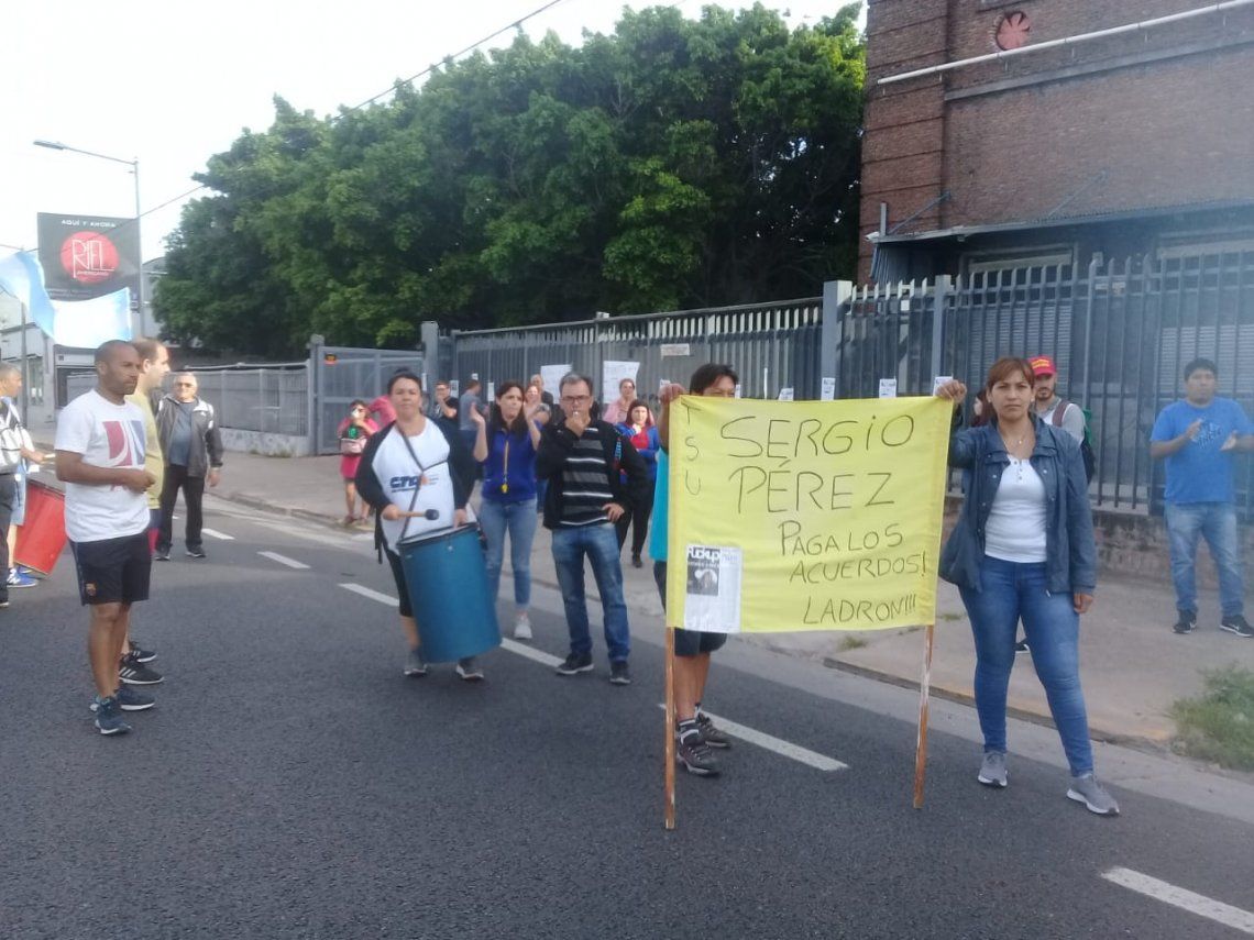 San Martín: trabajadores despedidos de TSU Cosméticos reclamaron pago de deudas