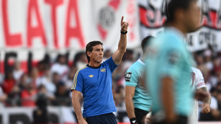 Úbeda en medio del clásico disputado en el Monumental.