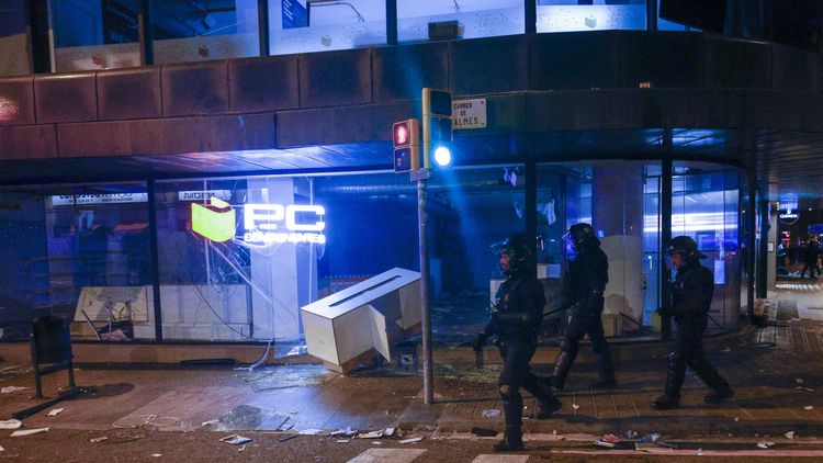 Una protesta de unos 600 jóvenes en el centro de Barcelona terminó en graves incidentes.
