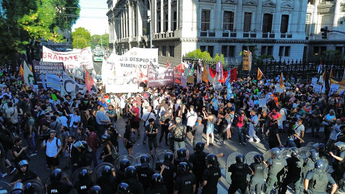 Marcha de jubilados con nuevos choques entre policías y manifestantes 