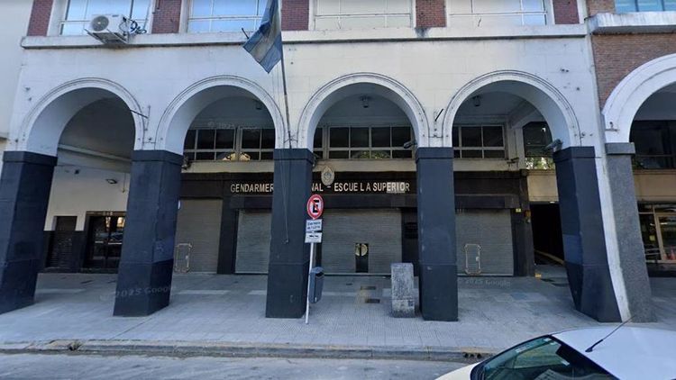 Una carta sospechosa que estaba guardada desde hacía meses detonó al abrirse y dejó a varios efectivos con heridas leves.