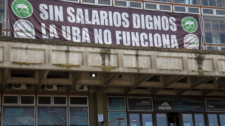 En la UBA, anunciaron que la huelga se llevará a cabo por tiempo indefinido, hasta que consigan sus reclamos.