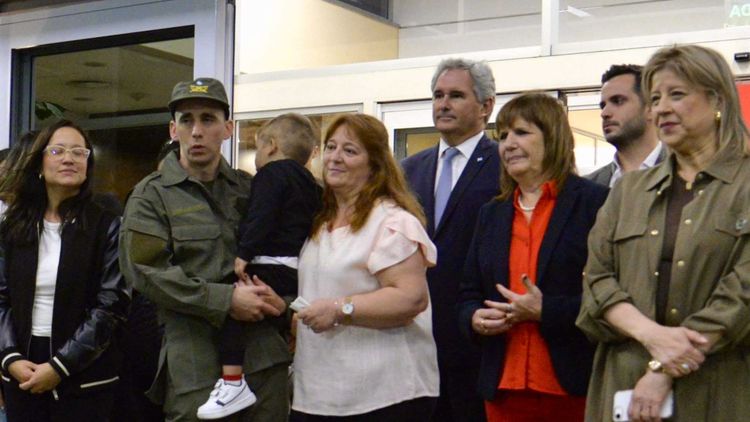 Nahuel Gallo se mostró junto a su familia y funcionarios del gobierno tras su regreso al país.