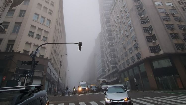 Se recomienda circular a baja velocidad por la niebla.