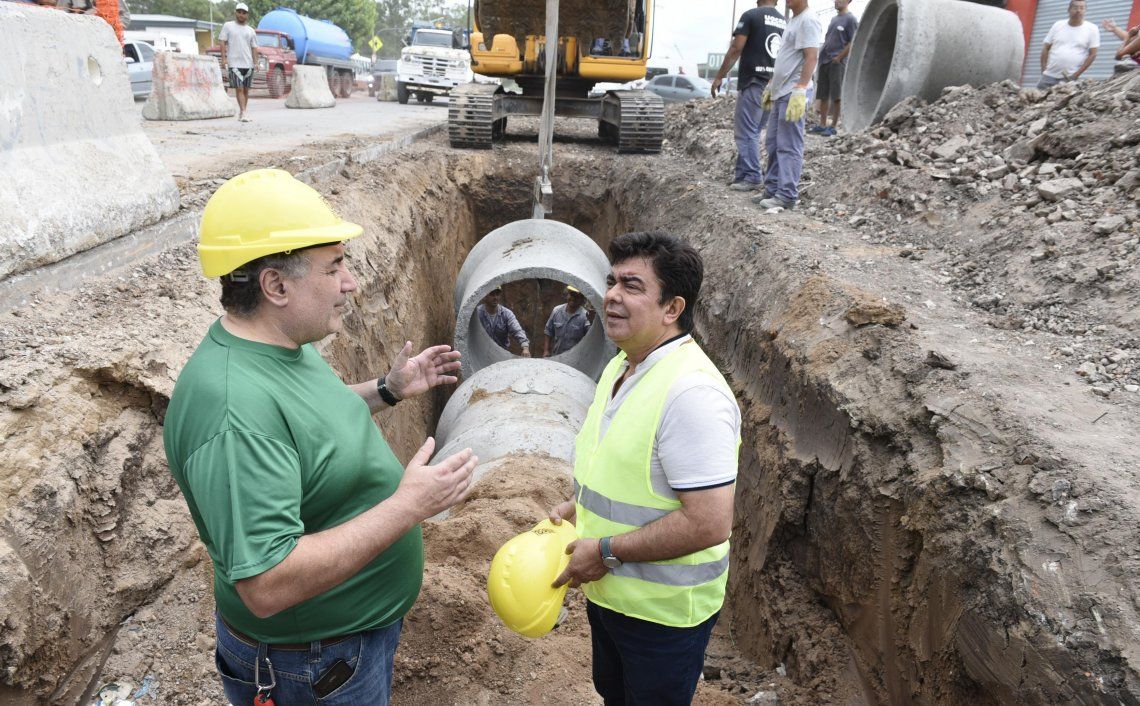 Espinoza inspeccionó la ejecución de la obra hidráulica