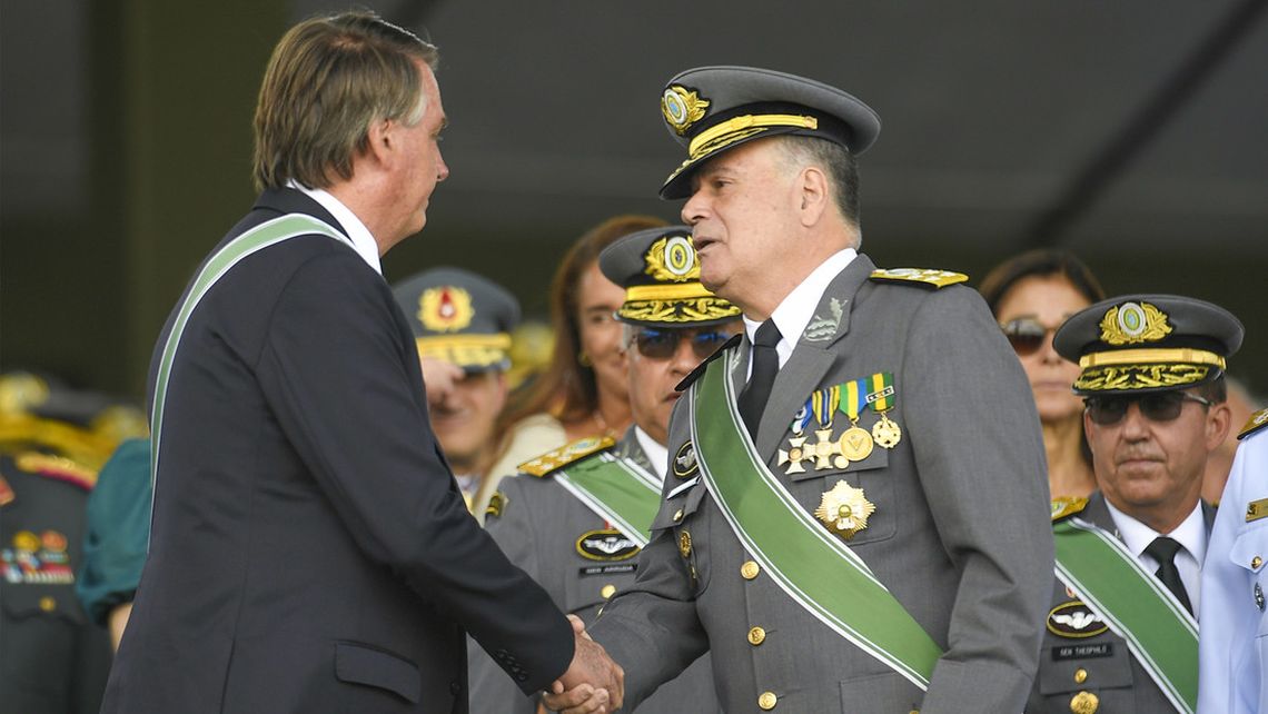 Jair Bolsonaro junto a Marco Antonio Freire Gomes. 
