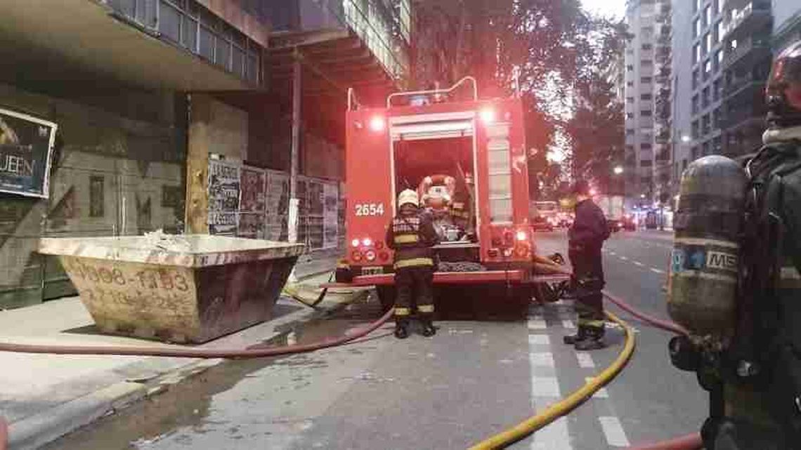 El incendio ocurrido en Almagro se produjo cuando comenzaron a prender fuego los cables robados.