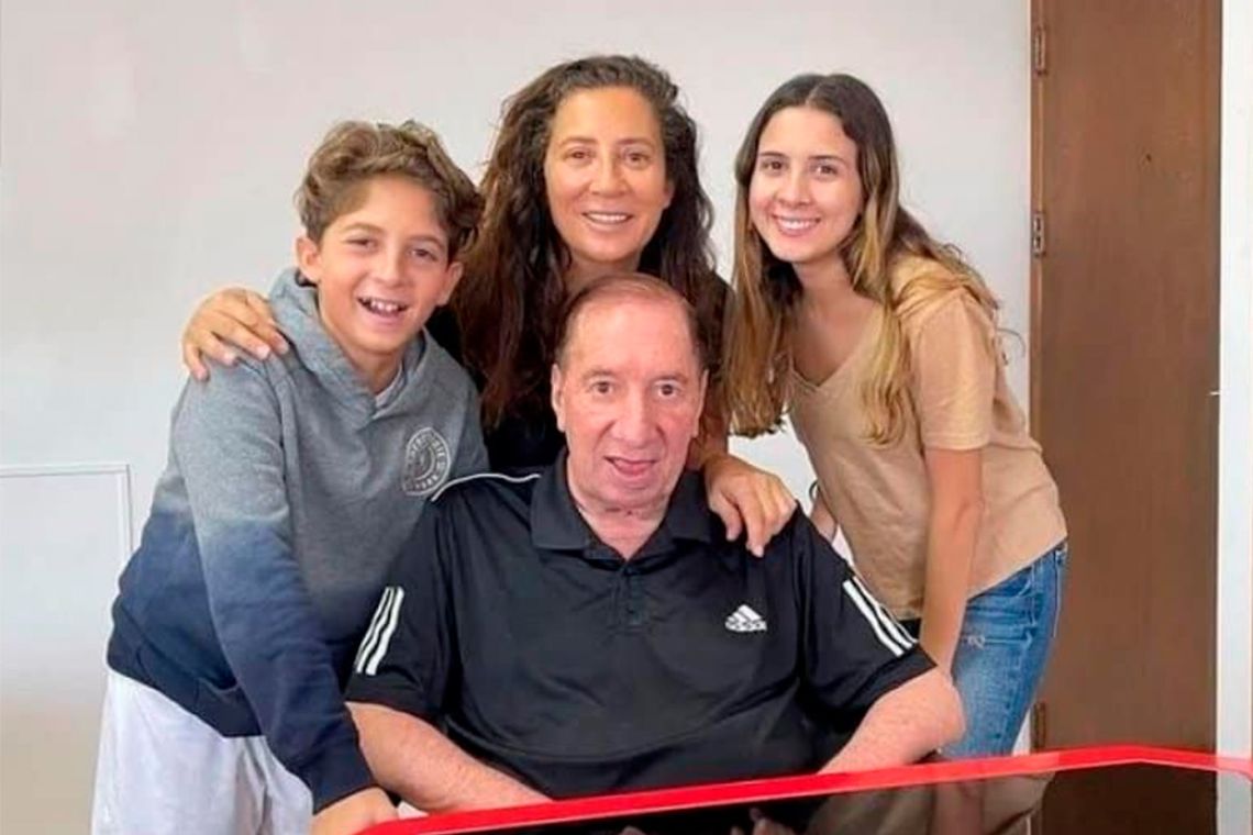Carlos Bilardo junto a su hija Daniela y sus nietos.