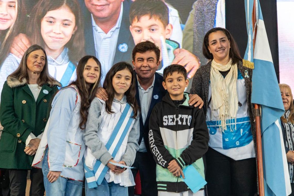 Fernando Espinoza junto a niños y niñas de La Matanza en el mes de la Bandera Nacional