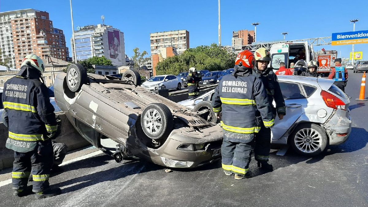 Vicente López: tres heridos en un choque y vuelco sobre la avenida ...