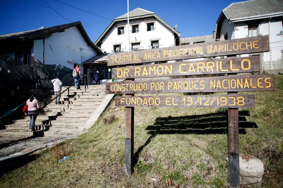 El herido ingresó al Hospital Zonal de Bariloche con el cuchillo clavado en la frente.