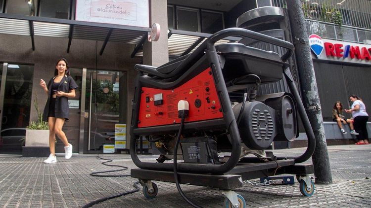 Algunos comerciantes del AMBA debieron recurrir a los grupos electrógenos ante el apagón masivo.