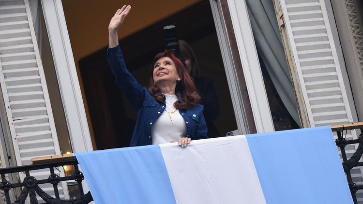 El Gobierno notificó este viernes a la expresidenta Cristina Fernández de Kirchner para que devuelva el dinero percibido por su jubilación y su pensión vitalicia.