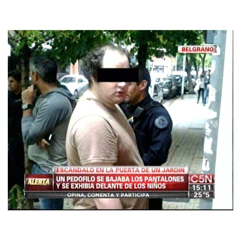 Exhibicionista trompeado por mostrar genitales en puerta de jardín