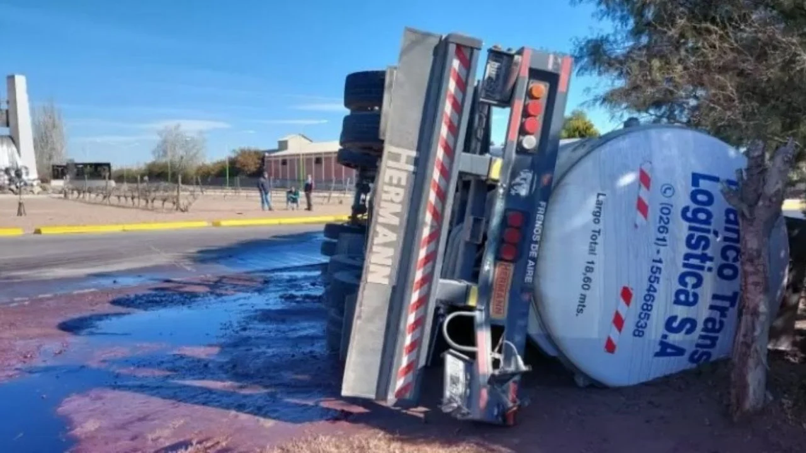 Mendoza: volcó un camión que llevaba 25 mil litros de vino