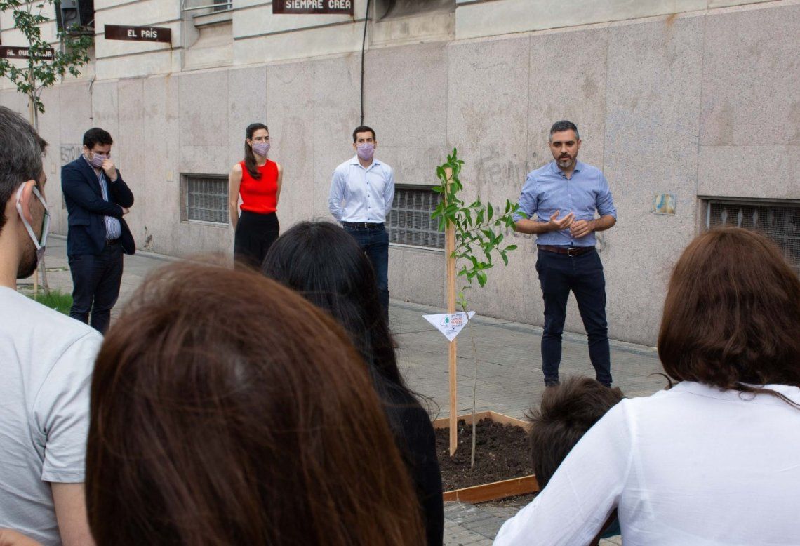Girard plantó un árbol en ARBA en conmemoración del 24 de marzo
