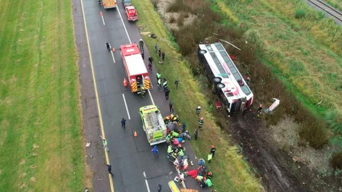 Un micro volcó en la Ruta 2 y hay al menos 15 heridos