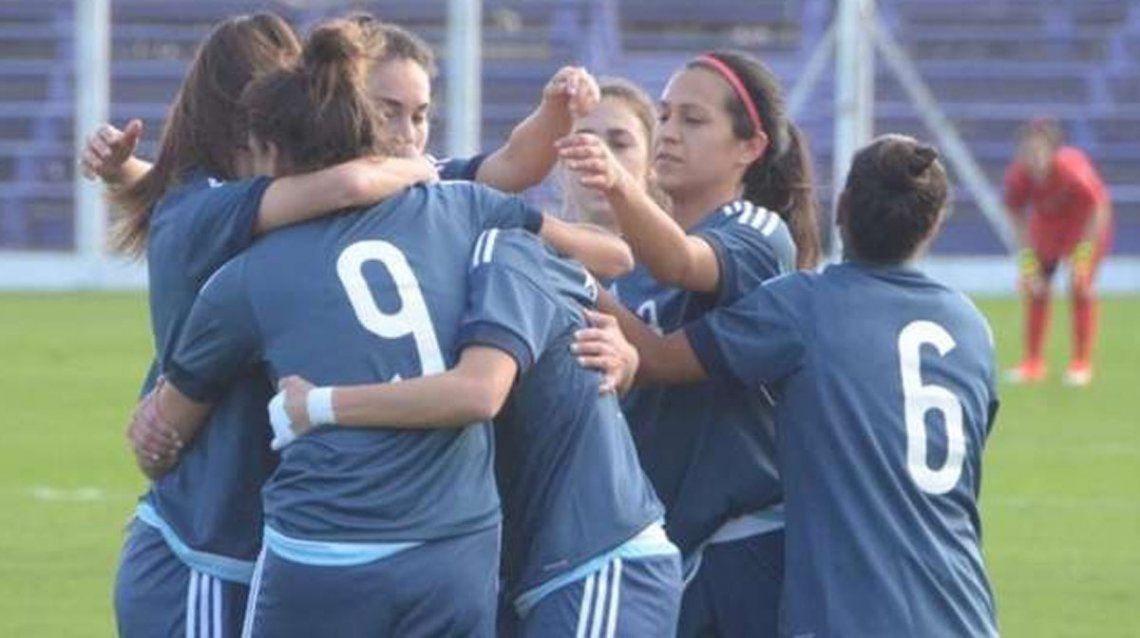 La Selección femenina de fútbol reclama viáticos, mejoras y poder dormir en un hotel