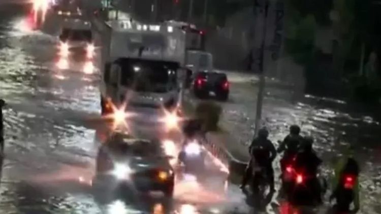El avance del agua en Avellaneda genera serios inconvenientes para circular. Foto: captura.