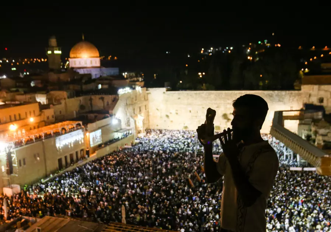 Cientos de creyentes judíos celebran el año nuevo en Jerusalem.