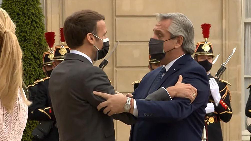 Emmanuel Macron y Alberto Fernández se saludan antes de la declaración conjunta en el Palacio del Elíseo