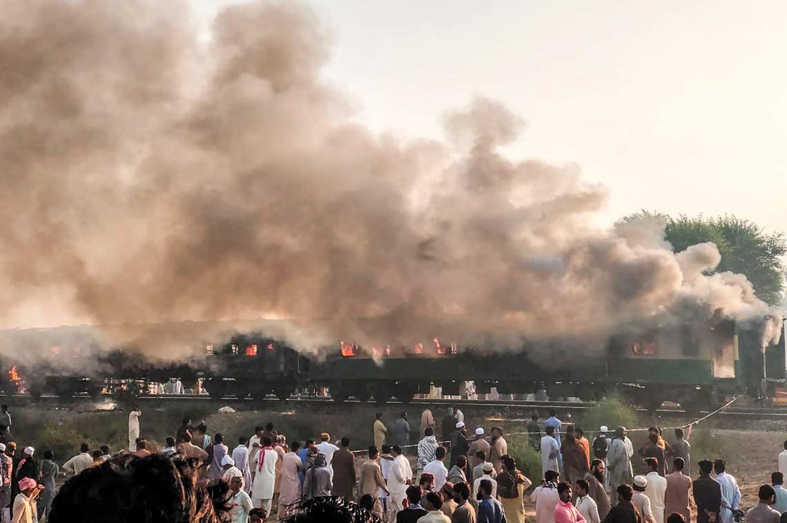 Se incendió un tren de pasajeros en Pakistán: 73 muertos